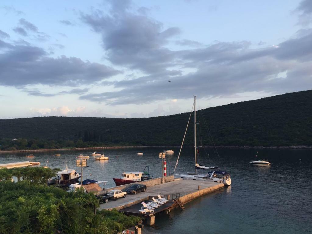 شقة Waterfront Townhouse Sunset View With Garage بيغوفا المظهر الخارجي الصورة